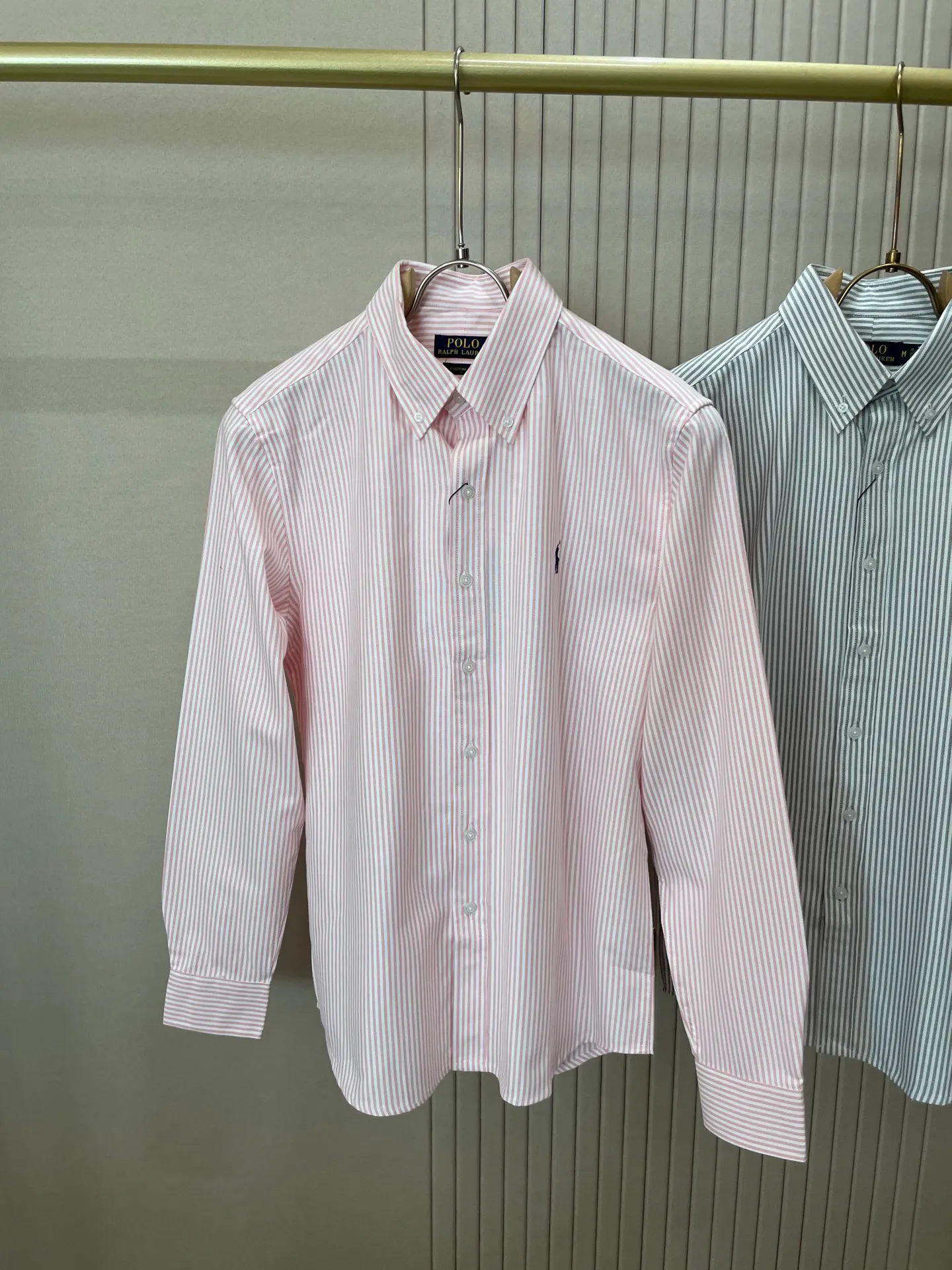 P220 🌸🌸🌸 POLO Ralph Lauren [High Quality] Classic shirt! The classic casual shirt made of pure cotton Oxford cloth has a unique design. It has a simple, clean and classic silhouette design. It is a versatile style that can be switched at will. The fabric feels soft and delicate, highly breathable, and is close to the skin and comfortable to wear. It can be worn alone as an inner layer. Its versatile performance is beyond your imagination! The upper body of the ready-to-wear is simple and classic yet elegant! Size:M-XXL